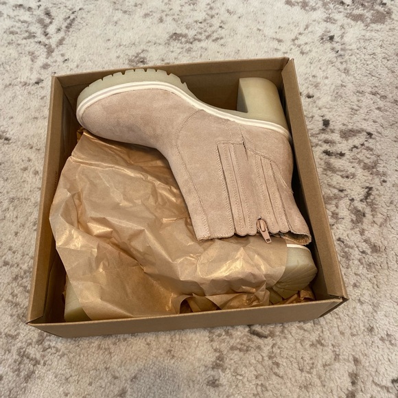 Oasis Soviet Anastasia Cream Lug Chelsea Boot - Picture 2 of 9